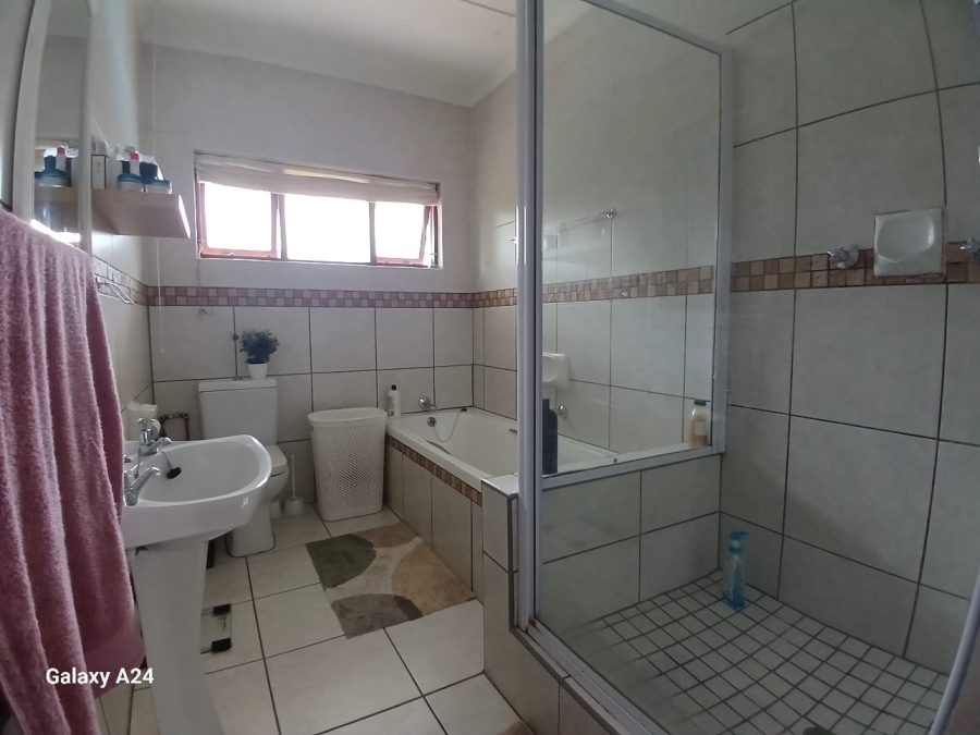 5 Bedroom Property for Sale in Beacon Bay Eastern Cape